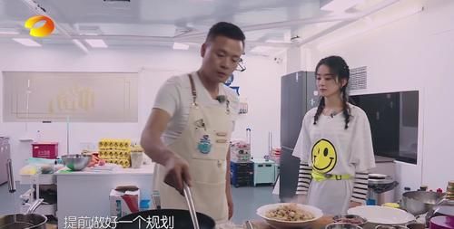  赵丽颖表|《中餐厅》赵丽颖责任心爆棚，首次回应炒酱油事件，初见杨超越反应可爱