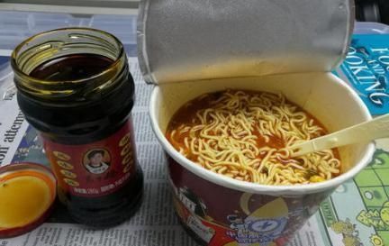 泡面|学生党最爱的5种泡面搭档,卤蛋香肠上榜,图2最经典,图5很魔幻