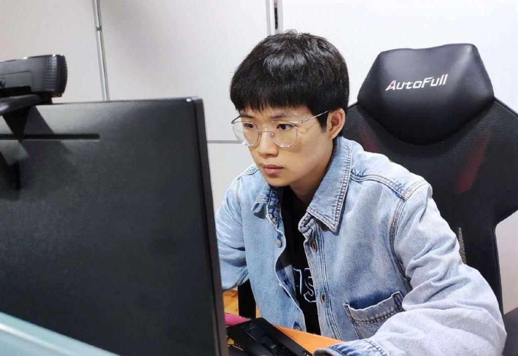  SK|SK遭久诚粉丝“爆破”，和林教练成患难兄弟，明星选手真不敢“惹”！