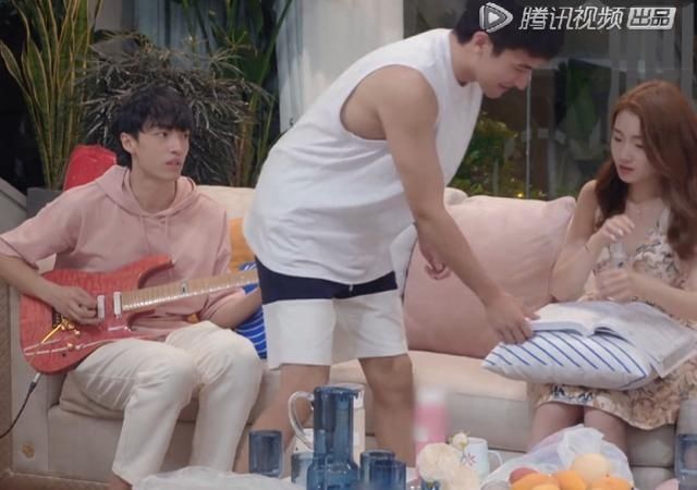  绪带在脸上|心动的信号：男二坐女一身边，不小心碰到男一琴，结果又是名场面