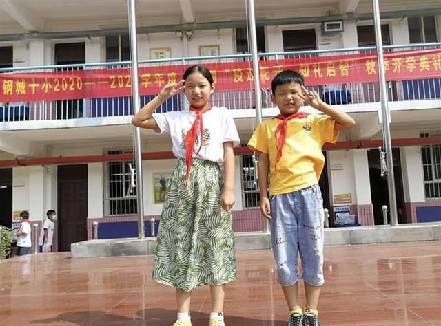 归队|送两个娃回校上课，父母感慨“神兽归队真激动”