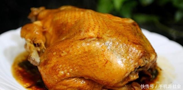 电饭锅|整只鸡放电饭锅里焖,不加水不放油,出锅比烤鸡还香,太诱人了
