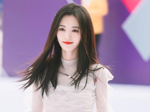  超短裙|别再说鞠婧祎一米五九了，看到她穿超短裙时的腿，怀疑自己的眼睛