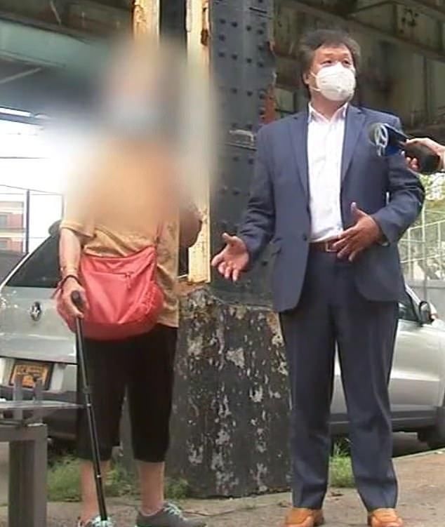  衣服|天理何在？8旬华人老太无故遭两名白人男子掌掴，衣服还被点着