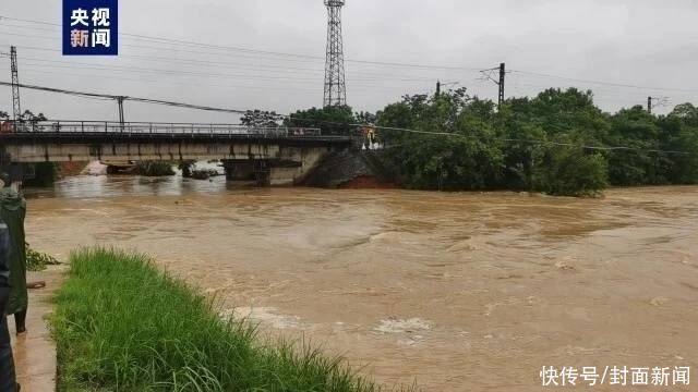 江西丰城强降雨致河堤溃口 应急管理局：被困群众已转移，京九铁路安全运行