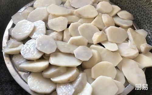 营养|芋头营养丰富,简单又好吃,口感更加细腻粉糯,奶香味十足,吃进嘴里很细腻绵软