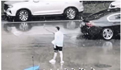 冒雨|现实的爱情!男孩冒雨给女孩撑伞,下一秒女孩却进了宝马车副驾驶