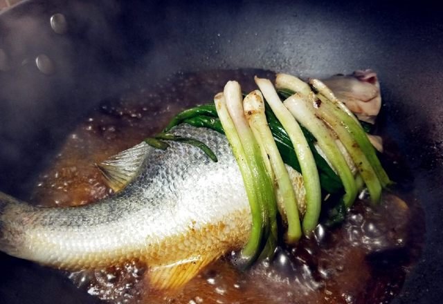  羊肉|鲈鱼不清蒸，还能这样吃，色香味俱全，好吃翻倍，招待客人有面子