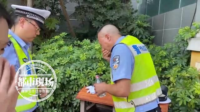 民警|55度高温!民警马路上晕倒,接下来一幕太暖了