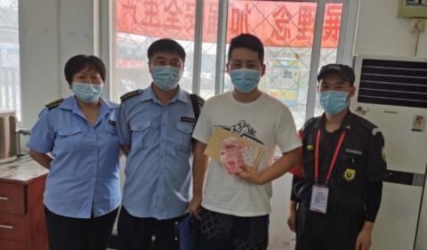 背包|壹现场丨城里城外丢重金 公交司机全部完璧归赵