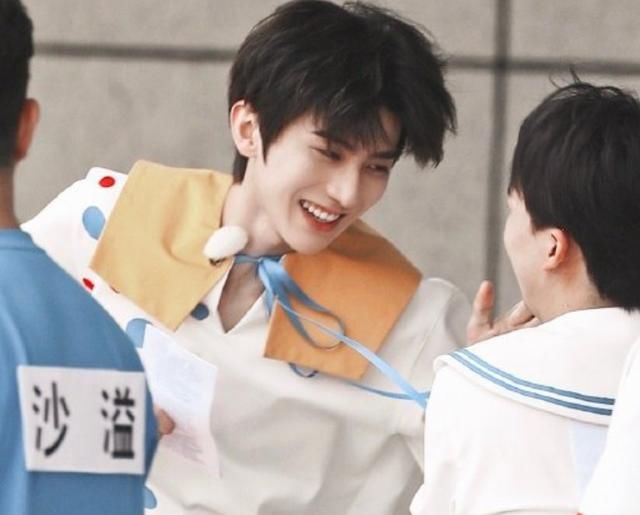  美女|跑男最新生图，蔡徐坤见到同龄美女嘉宾，追风少年秒变小可爱