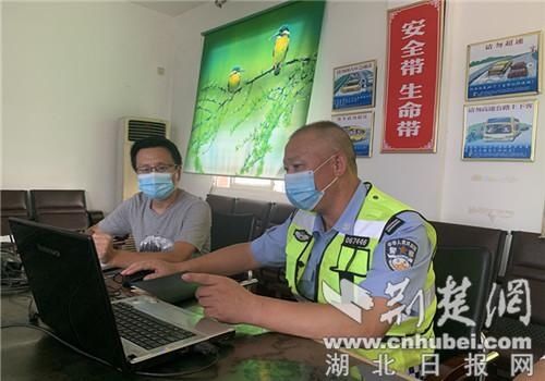 襄阳|襄阳交警开展“敲门”行动为客运司机宣讲交通安全政策