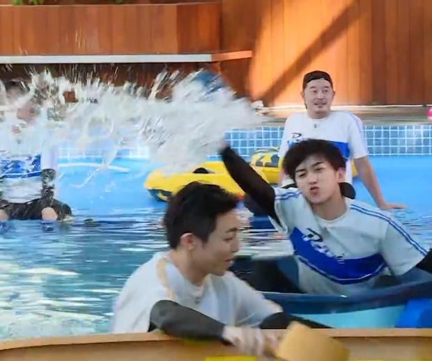  妆容|难怪说蔡徐坤离不开化妆师，当他下水妆容花掉后，导演都不敢拍近景