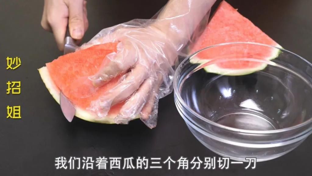  西瓜|用这个方法切西瓜，吃完不脏手不流汁，大家都夸好！