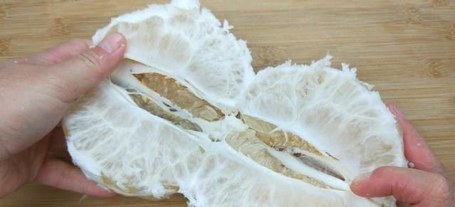  干干净净|柚子学会这样剥，招待客人备用面，拿着方便吃着干净，太有创意了