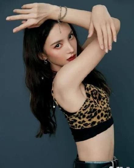  没胸|靠完美腹肌上热搜，一人吊打十个韩团的她，居然被人说没胸没臀？