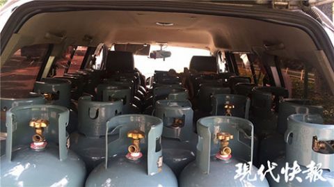  面包车|胆真肥！面包车里塞了32个液化气罐