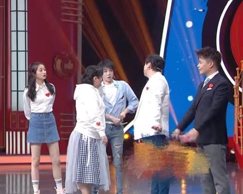  紧急|华晨宇对着镜头扎腰带，节目组紧急打出一行字，堪称救场教科书