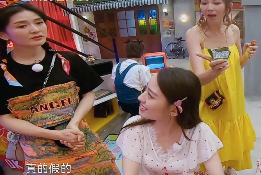  节目|吉娜明明是第一次玩游戏机，看到她跟胡可比赛的结果，这是天才？