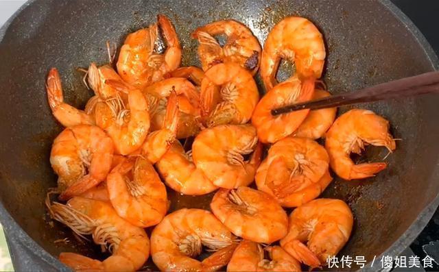 虾肉|煮大虾时,加水煮就错了,如此做,虾肉鲜嫩入味又好吃,太香了