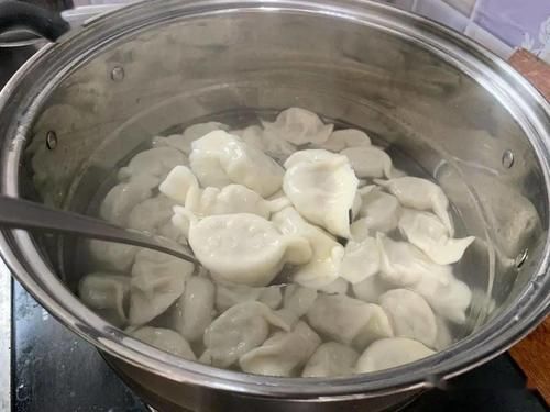 饺子|调饺子馅，一般是三放两不放，白菜猪肉馅的饺子是我们的最爱