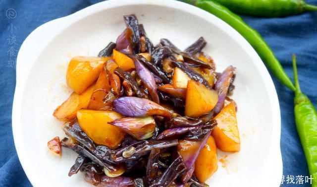  土豆一起烧|7月豇豆火了，遇见来10斤，和土豆是绝配，吃不完还能晒干冬天吃