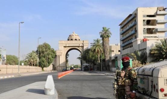 伊拉克|美军运输车队在伊拉克遇袭,枪手先请司机离开,随后纵火烧车