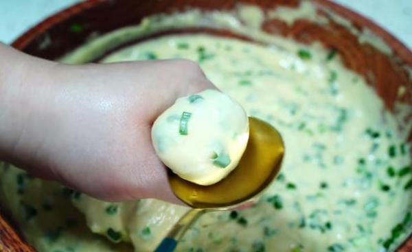 快速|快速早餐,1碗面粉,3个鸡蛋,手不沾面,比油条简单,比包子还香