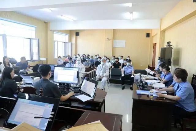  案开庭|充当黑恶势力“保护伞”、非法持有枪支、弹药，一副局长涉黑“保护伞”案开庭