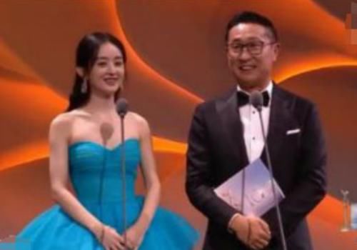  错位|金鹰晚会：王一博人气太高，童瑶获奖一脸懵，赵丽颖走错位超迷糊