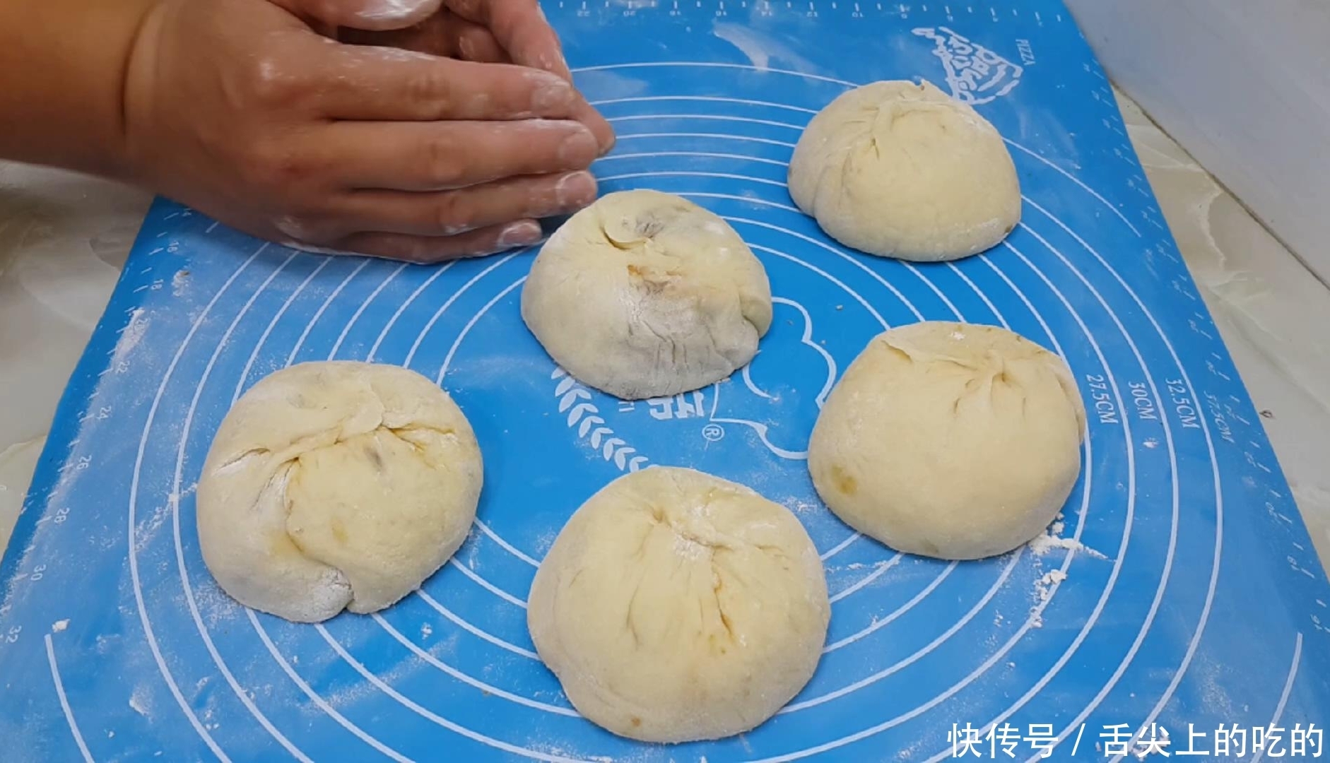 念念不忘|烧饼别买着吃了,加几勺酱料,外皮焦脆又多层,吃过就念念不忘