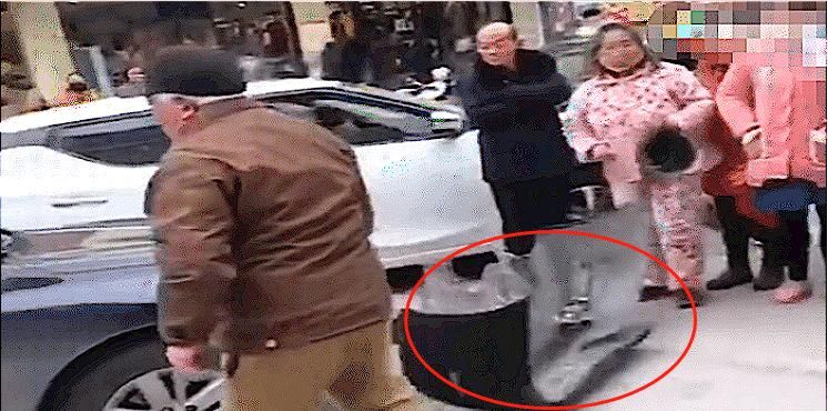 三轮车|违停车堵住三轮车，白发大爷“徒手拆车”，这劲得有多大