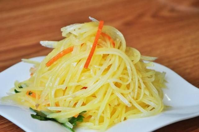 酸脆|凉拌土豆丝时,焯水后多加“这1步”,酸脆爽口又入味