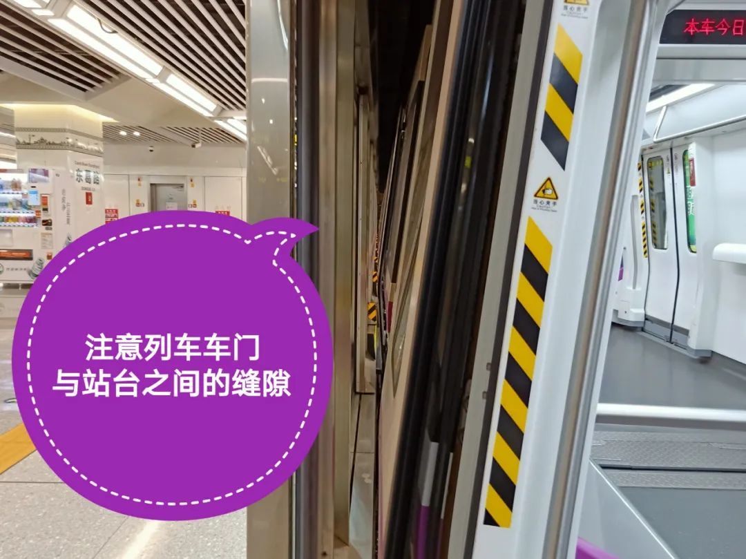 孩子|妈妈带娃乘地铁被闸机夹到，警方提醒带娃坐地铁要注意