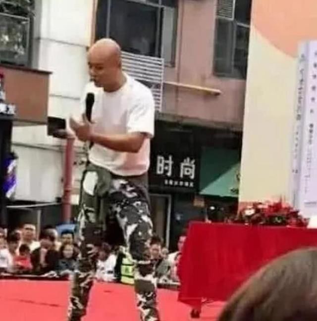  乐嘉|“强吻”谢娜，讽刺金星，在节目里耍酒疯的他，现在怎么样了？