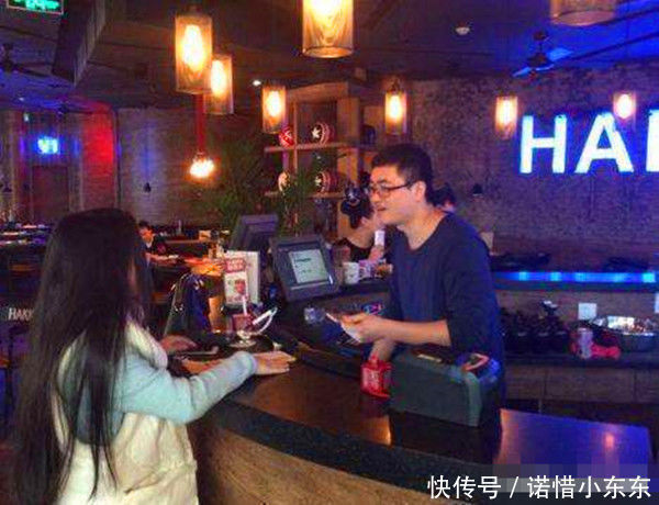 服务员|女子去相亲,男子有事中途结账先离开,女子走时,服务员说没结账