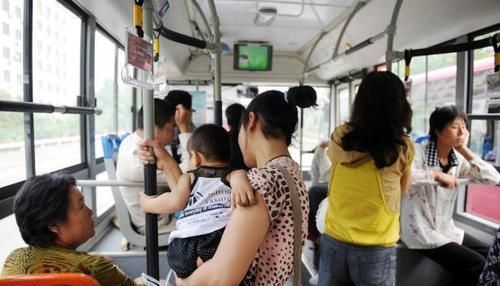 亲妈|4岁女孩被强制在公交车上让座，妈妈竟如此回怼，网友：这是亲妈