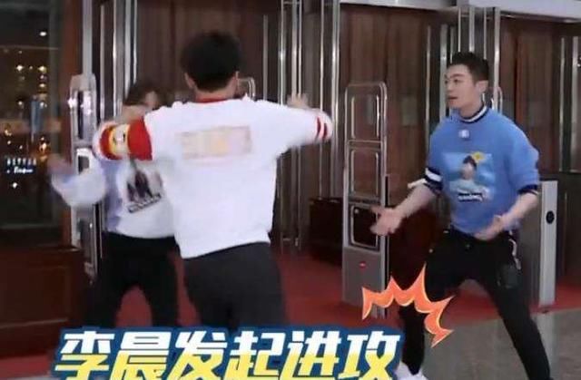  撕烂|跑男前期衣服都撕烂的撕名牌环节，现在互相谦让，只因他太强