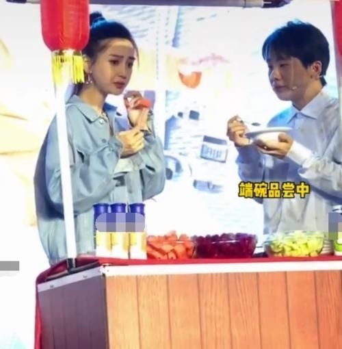 心疼|baby吃水果,没人给她送盘子接着,看到她是咋吃的,我心疼了