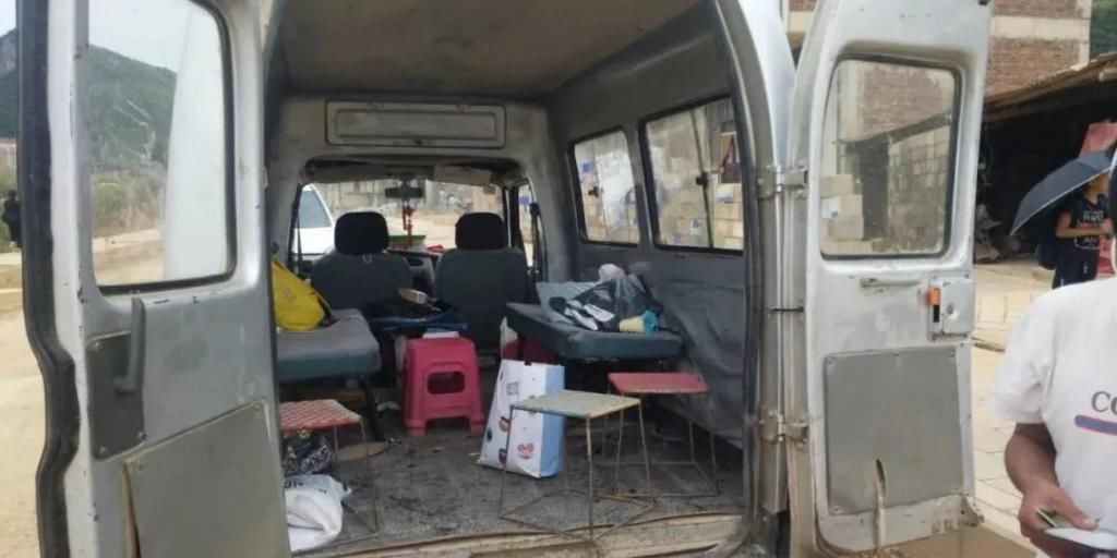  丘北|丘北面包车拉人超员被查！核载7人，实载12人