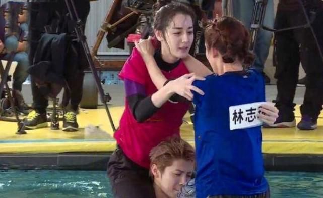  吸毒|杨颖手指骨折，杨洋吸毒气留后遗症，看似轻松的综艺也有风险