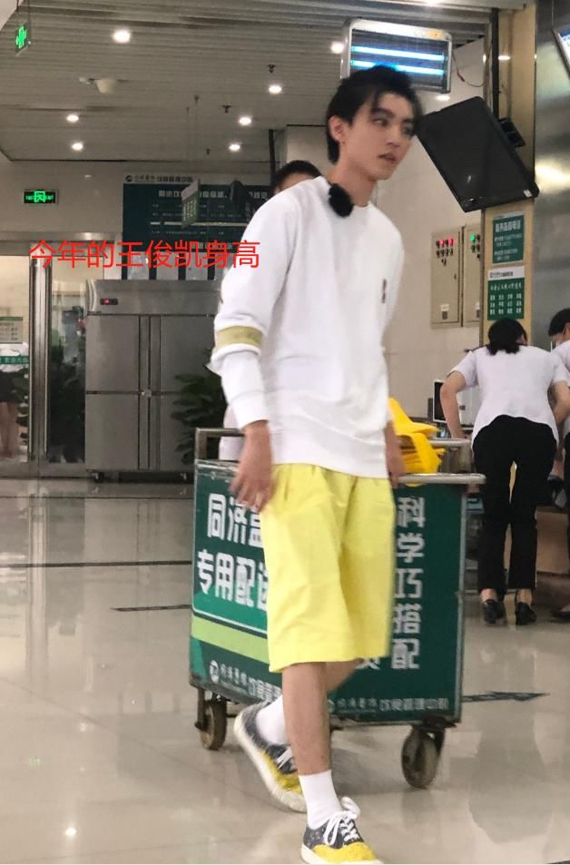 生图|《中餐厅4》路透,王俊凯被路人抓拍,生图下的身高我没看错吧?