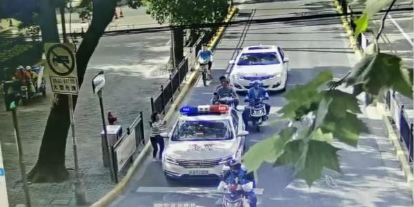  是因为|女子突然拦下警车，原来是因为