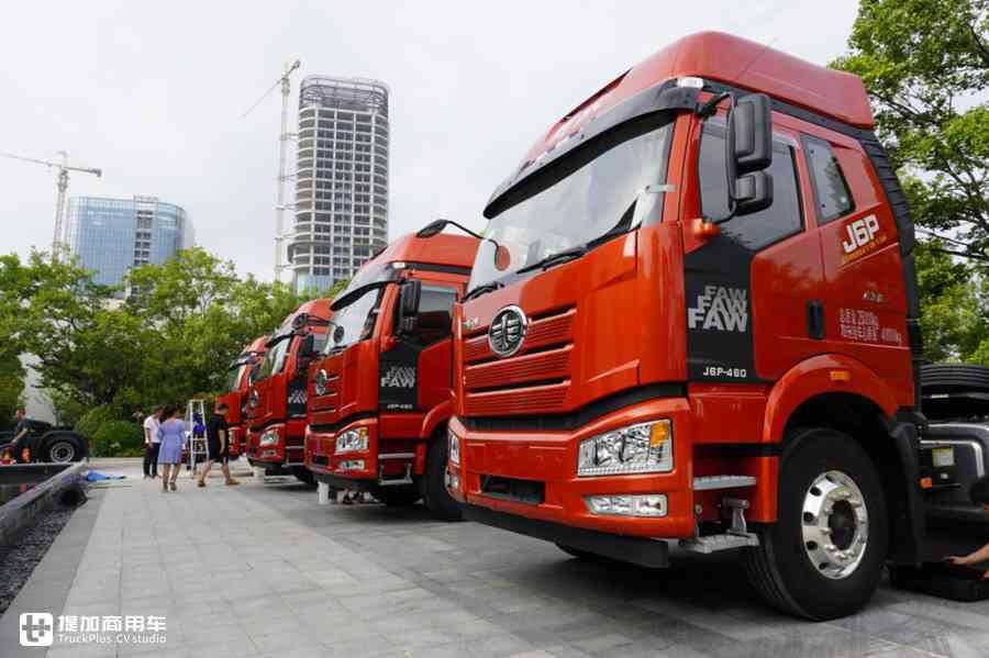  推出|解放J6P推出一款砂石料运输牵引车，配置怎么样？实拍带你看看