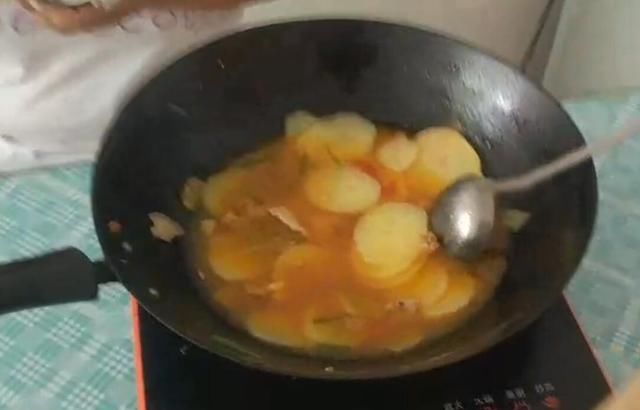 不剩|土豆这样煮味道鲜美,每次吃都不剩,这么一大锅都不够三个人吃