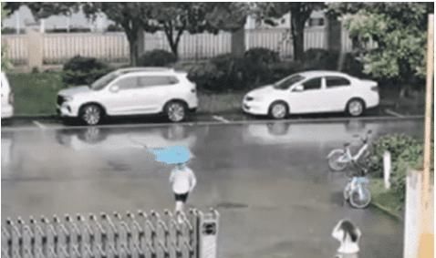 冒雨|现实的爱情!男孩冒雨给女孩撑伞,下一秒女孩却进了宝马车副驾驶