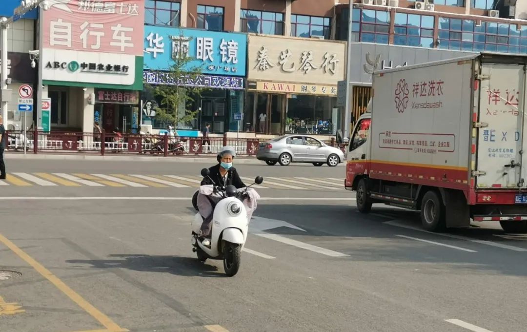 交通|非机动车逆行，不走非机动车道！今天这些人上榜了！