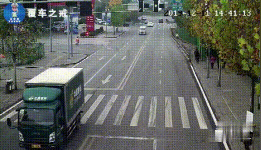  死亡|痛心！两中学生骑摩托车撞上大货车！当场死亡