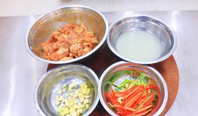  饭店|炖鸡时，有人焯水、有人直接炖？教你饭店的1招，鸡肉更香更有味