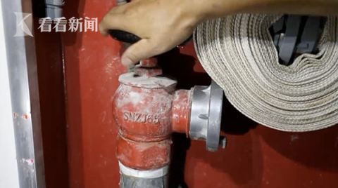  没水|15楼起火灭火途中消防栓没水了 物业反要追究业主责任